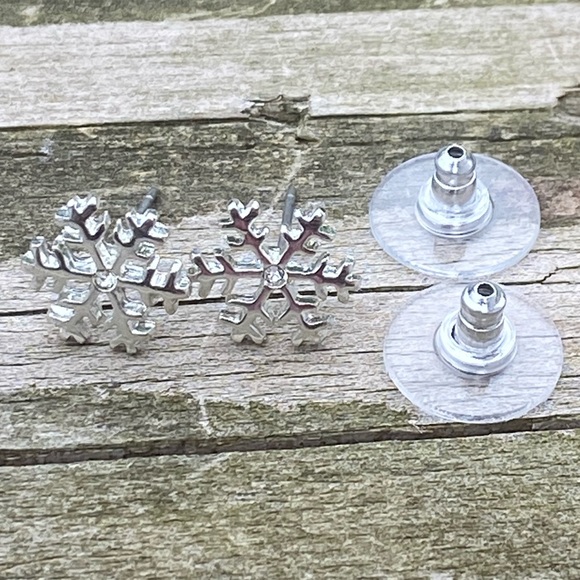 Snowflake crystal stud earrings 10 mm - Picture 4 of 5